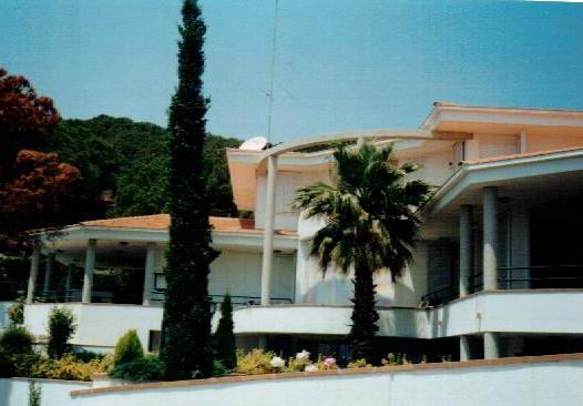 Fachada Lateral y Zonas Ajardinadas
